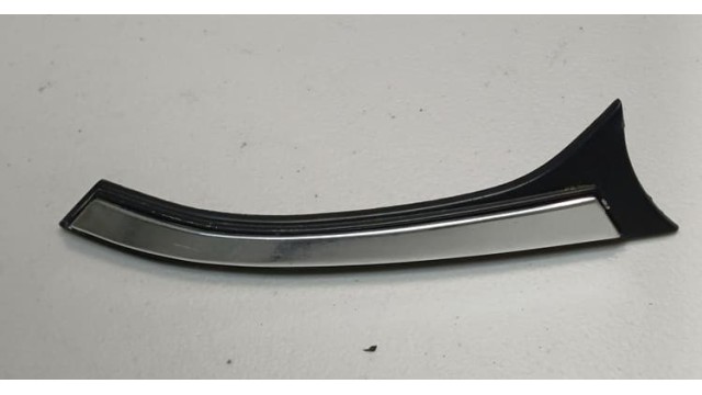 Rear Window Piller Chrome + Fixings Right Hand Rear